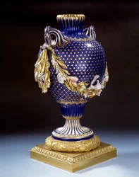 Vaas met visstaart in hard porselein. Rond 1765-1770. Parijs. Louvre