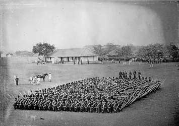 45e (Nottinghamshire) Regiment of Foot (Sherwood Foresters) vormt een vierkant in drill