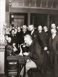 Alexander Graham Bell (1847-1922) bij de inauguratie van de langeafstandslijn van New York naar Chicago, 18 okt