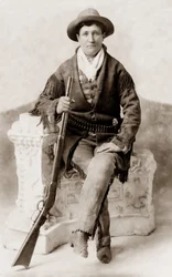 Calamity Jane met haar geweer: vintagefoto van de beruchte grensfiguur Calamity Jane (Martha Jane Cannary, ca. 1850)