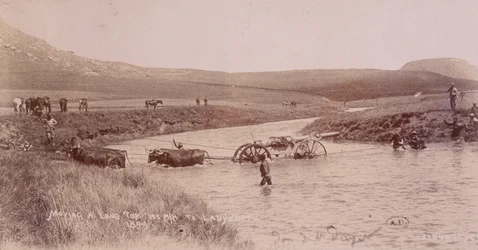 Kanon dat een rivier oversteekt tijdens de Boerenoorlog