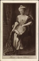 Keizerin Auguste Viktoria met kroon en bont
