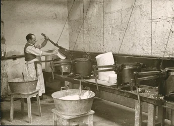 Frankrijk, Centre, Indre-et-Loire (37), Tours: Laboratoire Metadier: een man bereidt de mallen voor om Kalmine