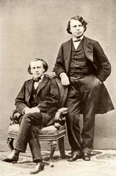 Johannes Brahms (1833-1897) Duitse componist, zittend, met Joseph Joachim (1831-1907) Hongaarse violist en componist, en directeur van het Berlijns Conservatorium. Halftoon naar een foto