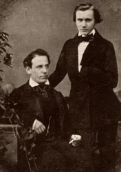 Johannes Brahms (1833-1897) Duitse componist, staand, met de Hongaarse violist Eduard Remenyi (1828-1898), met wie hij op tournee ging (halftoon van een foto)