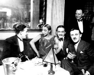Josephine Baker met Georges Simenon en haar verloofde Guiseppe Abatino, Restaurant Chez Josephine