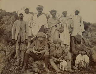 Luitenant S Edwardes met zijn hond Biddy, circa 1895