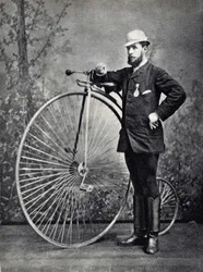 Man poseert met de grote bi, de voorloper van de velocipede. Fotografie, eind 19e eeuw, Parijs. Coll. Selva.