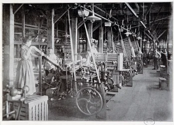 Fabricage van verpakkingen in de Van Houten chocoladefabriek - fotografie, late 19e eeuw