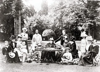 Leden van de Britse koninklijke familie inclusief Koning George V, Koning Edward VIII rond Koningin Victoria op een tuinfeest