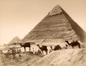 Mannen en kamelen voor de piramide van Chefren