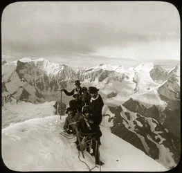 Bergbeklimmen aan het einde van de 19e of het begin van de 20e eeuw: groep bergbeklimmers op de top van de Wetterhorn, top van het Wetterhorner massief, Berner Alpen, Kanton Bern, Zwitserland - klimmen, touwgroep - foto