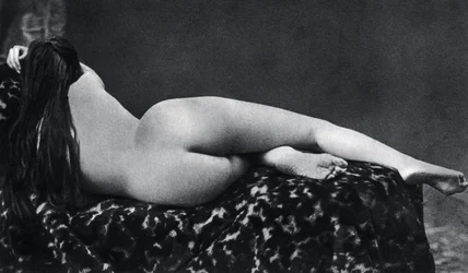 Naakte vrouw liggend rond 1860 Anonieme fotografie