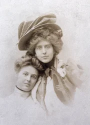 Natalie Clifford Barney en Renee Vivien, Frankrijk, ca.1900 (zwart-wit foto)