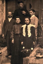 Portret van Abbe Bérenger Saunière, Rennes-le-Château (z/w foto)