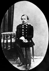 Portret van Dostojewski jong, zittend, in medaillon