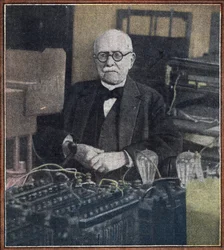 Portret van Edouard Branly (1844-1940) natuurkundige (Portret van de Franse uitvinder, natuurkundige Edouard Branly) Uit "Le pelerin" mei 1934 Privécollectie
