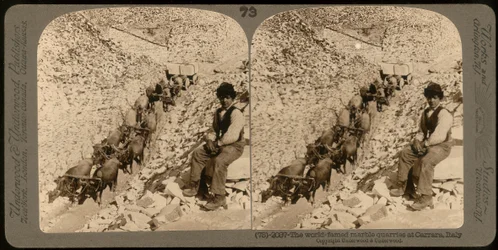 Portret van een jongen in de beroemde marmergroeven in Carrara; Stereoscopische foto (zwart-wit foto)