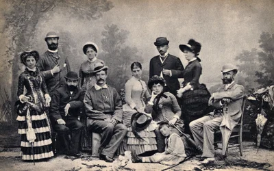 Portret van een familie met een fotograaf, voor een landelijke setting. Fotografie, eind 19e eeuw, Parijs. Coll. Selva.