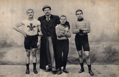 Portret van het Gladiator fietsteam. Fotografie, eind 19e eeuw, Parijs. Collectie Selva