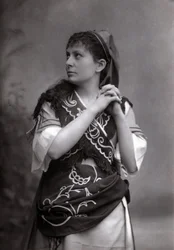 Portret van de sopraan Elisabeth Janvier in Le Tribut de Zamora van Charles Gounod in 1881.