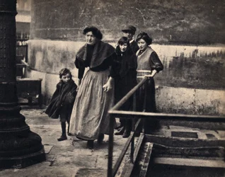 Scène van een uitgezette familie in Parijs. Fotografie, eind 19e eeuw, Parijs. Coll. Selva.