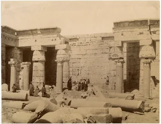 Tweede binnenplaats van de dodentempel van Ramses III, noordzijde, Medinet Habu, Egypte, ca. 1890
