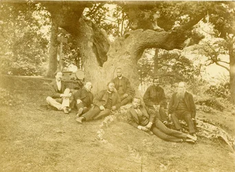 Zeven van de leidende leden van de Church Missionary Society in Sierra Leone en Nigeria zittend onder de Wilberforce Oak in Keston, Kent, Verenigd Koninkrijk