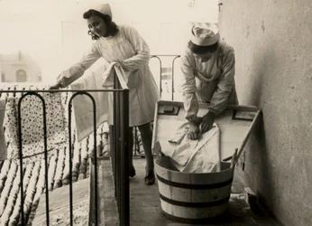Enkele vrouwen bezig met de praktijk van het wassen op de vrouwelijke school voor beroepsopleiding 