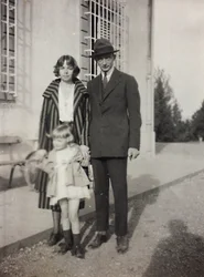 Drie leden van de Torrigiani-familie bij de Villa in Vico d