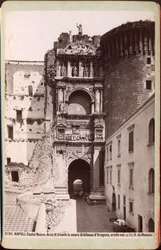 Triomfboog van het Castel Nuovo, Napels, ca 1880 (foto)