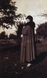 Vintage foto van een Franse vrouw met hoed en jas, ca. 1920 (zwart-wit foto)