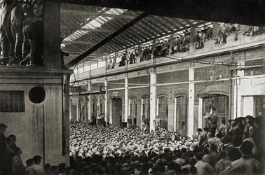 Arbeiders bijeen in een fabriek in Turijn tijdens Biennio Rosso in 1920, Geschiedenis van de arbeidersbeweging (z/w foto)