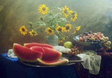 Zonnebloemen en zomerfruit