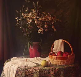 Stilleven met wilde bloemen en appels
