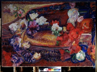 Stilleven met een decoratief kussen en bloemen