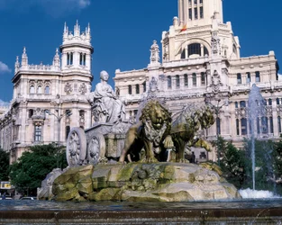 Cybele-fontein die de godin Cybele voorstelt in een wagen getrokken door twee leeuwen, gebouwd in 1782 door Ventura Rodriguez (1717-1785) achteraan, uitzicht op het Paleis der Communicatie, Plaza de Cibeles, Madrid