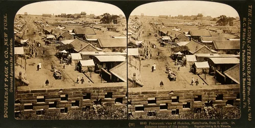 Panoramisch uitzicht op Mukden, Mantsjoerije, vanaf de zuidelijke poort. In de verte torens van het paleis.