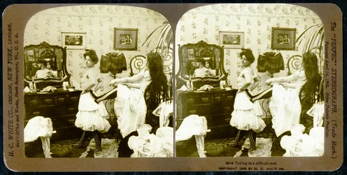 Stereoscopische kaart die een vrouw toont die in een korset wordt geregen, ca. 1900