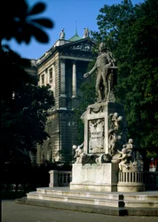 Monument ter ere van de Oostenrijkse componist Wolfgang Amadeus Mozart (1756-1791). Beeldhouwwerk door Victor Tilgner (1844-1896) 1896. Wenen, Burggarten, Oostenrijk