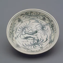 Schaal met aquatisch tafereel, Li dynastie, laat 15e tot begin 16e eeuw