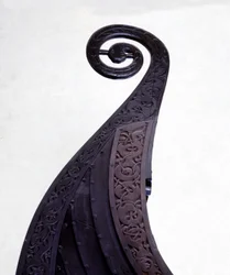 Boegfiguur van een begrafenisdrakkar (Vikingschip) uit Oseberg, daterend uit de 9e eeuw. Bygdøy Museum, Oslo.