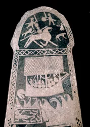 Viking: runensteen van Gotland (Zweden) met een zeilende Vikingdrakkar, 8e eeuw - Regionaal museum van Visby, Zweden