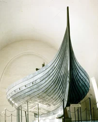 Vikingschip (drakkar) uit Gokstad nabij Oslo. Oslo Bygdoy museum, Noorwegen.