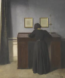 Ida staand aan een bureau