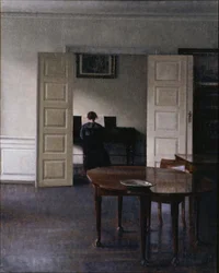 Interieur met Ida die Piano Speelt