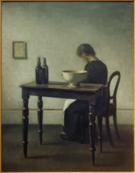 Vrouw, zittend achter een tafel