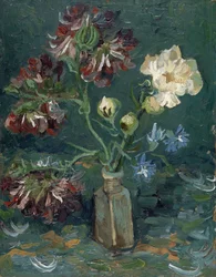 Fles met pioenen en blauwe ridderspoor