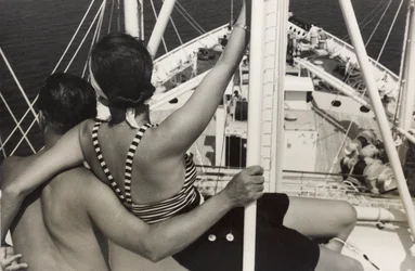 Paar aan boord van het cruiseschip 