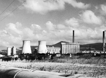Industrieel landschap met schoorstenen